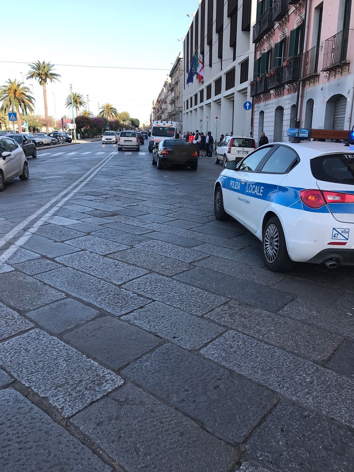 Cagliari, si ferma per far passare un pedone: scooterista tamponato in via Roma