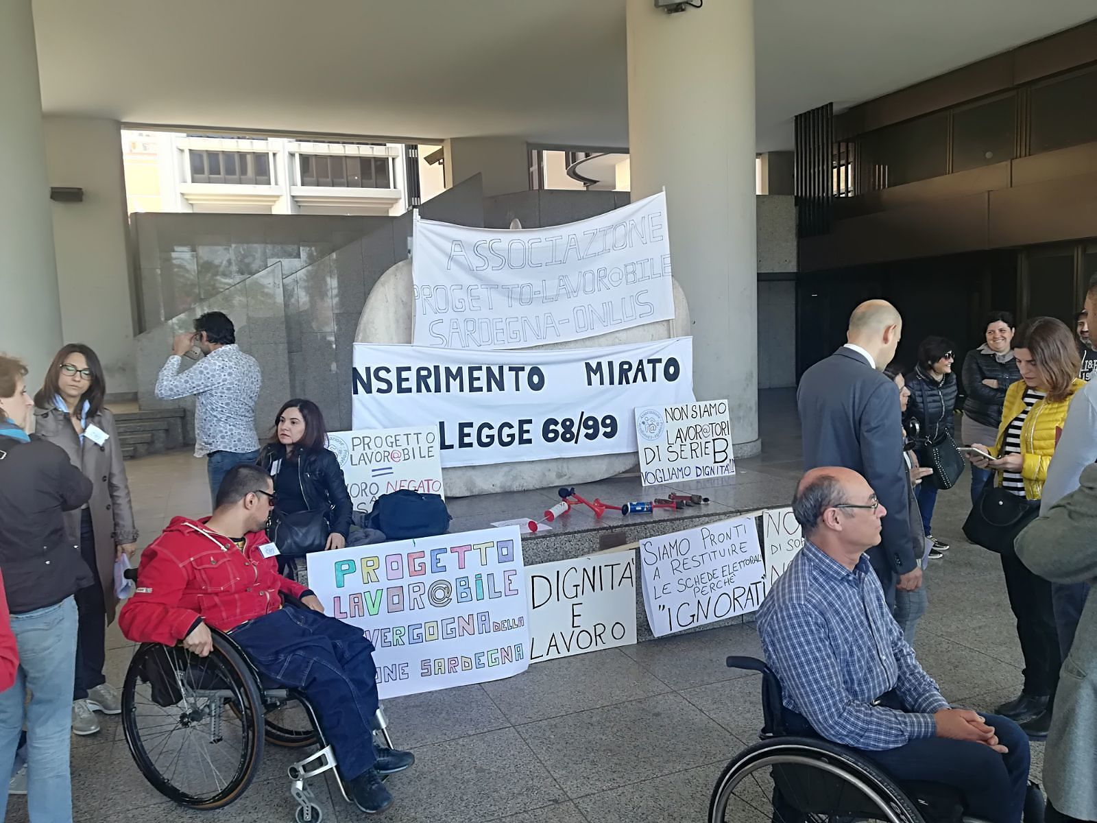 Disabili sardi senza lavoro e diritti, protesta a Cagliari : “Siamo 37mila fantasmi”