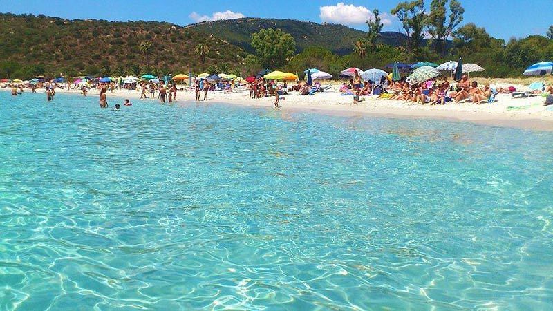 Castiadas, carissimo mare: troppi turisti, aumenta il prezzo dei parcheggi a Cala Pira