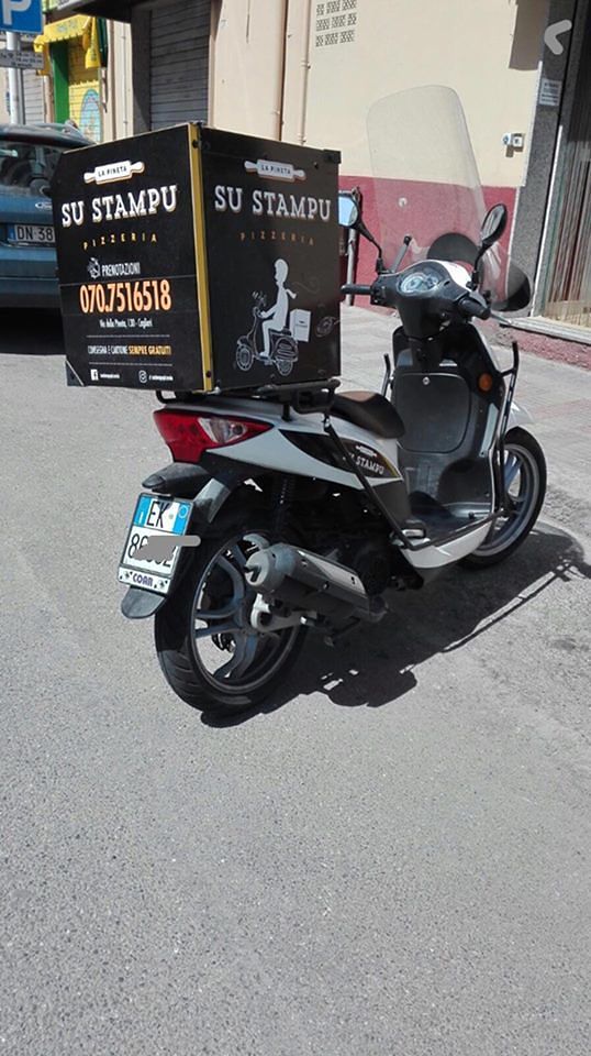 Cagliari, rubato a Sant’Elia uno scooter della pizzeria Su Stampu