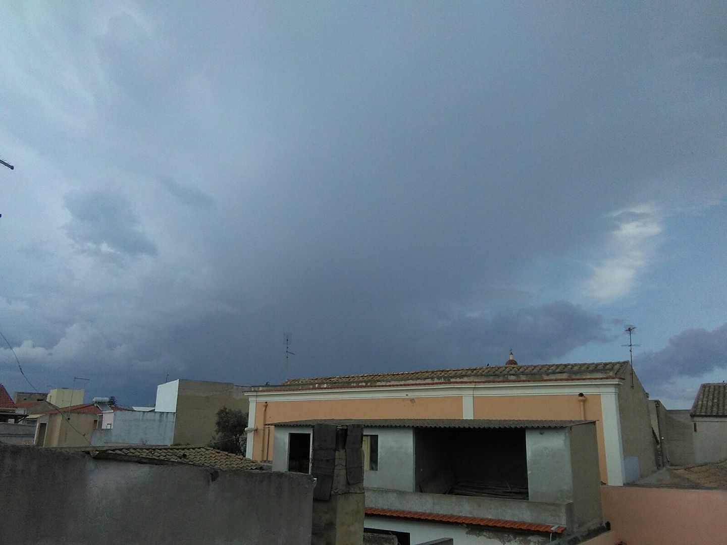 Cielo scuro, tuoni e lampi tra Monserrato e Pirri: in arrivo la pioggia su Cagliari?