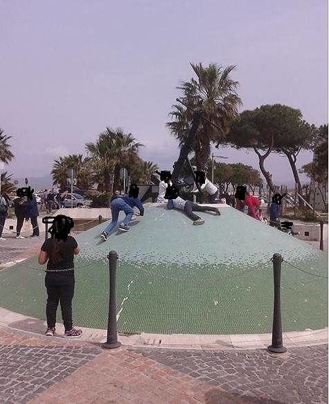 Quartu, bambini sul monumento ai Caduti: i genitori stanno a guardare