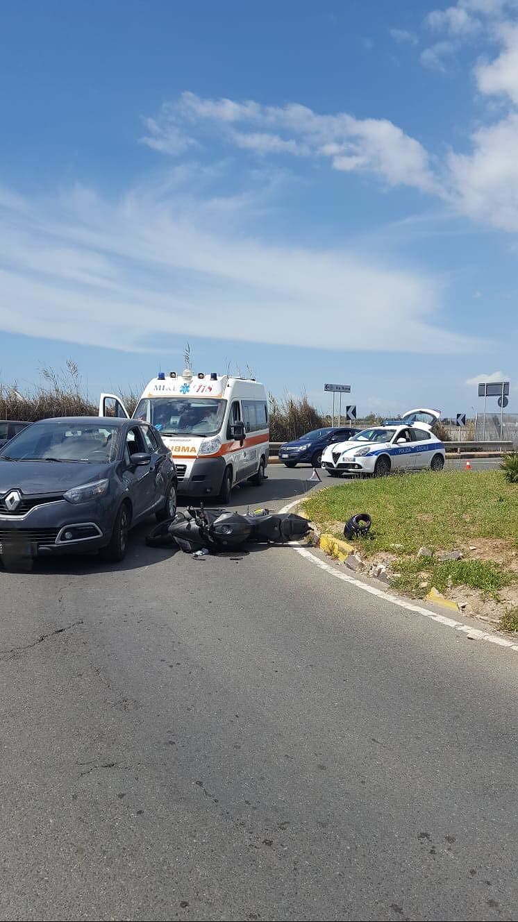 Ancora un incidente al Poetto: scooter contro auto, centauro all’ospedale