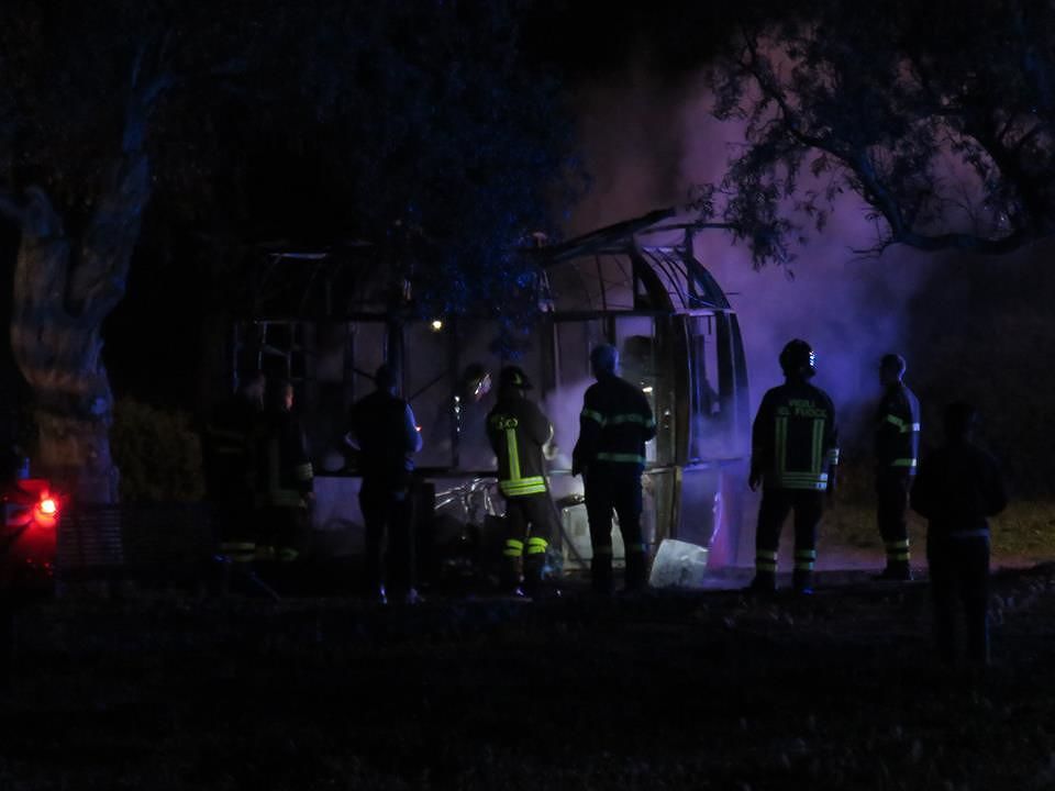Quartu, incendio nell’area giochi di Molentargius: le fiamme divorano un chiosco