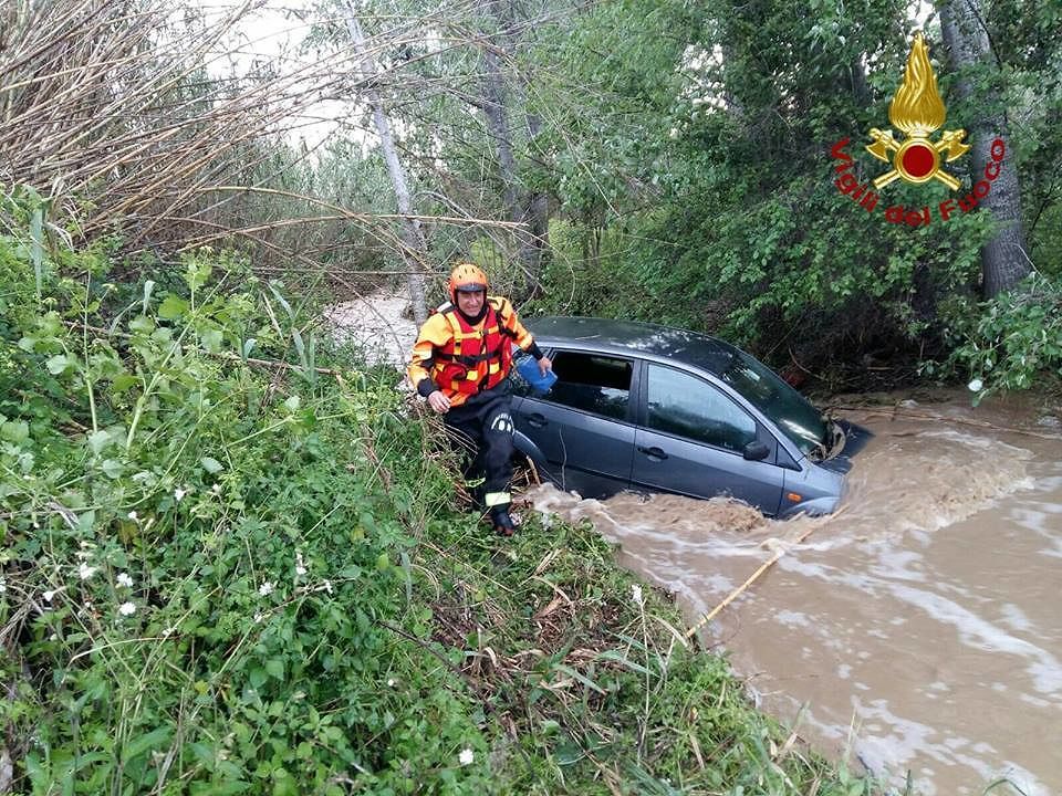Dolianova, cerca di attraversare il torrente in auto ma resta bloccato: salvato dai Vigili del fuoco