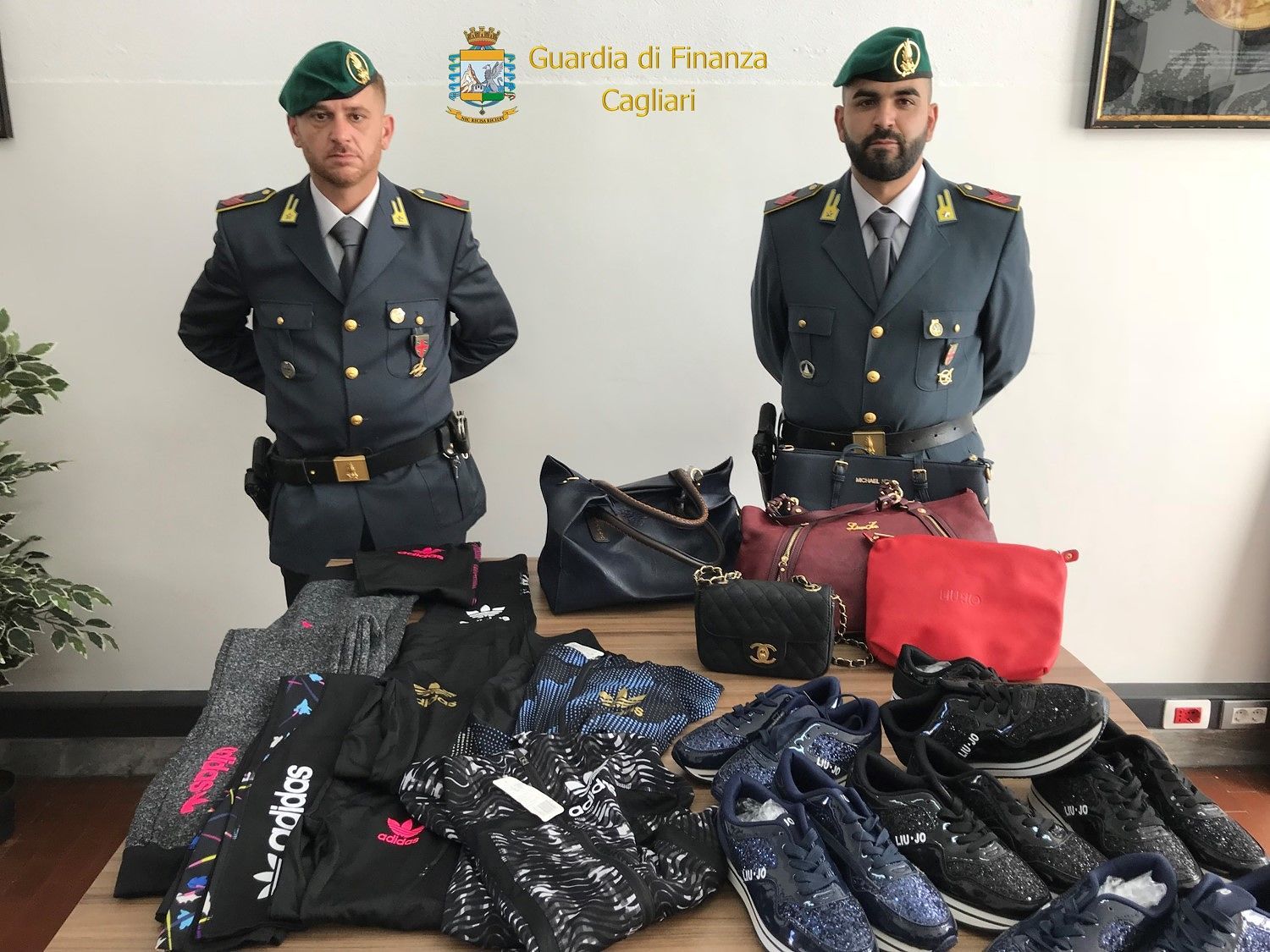 Prodotti contraffatti e non sicuri: sequestri della finanza a Cagliari e Pula