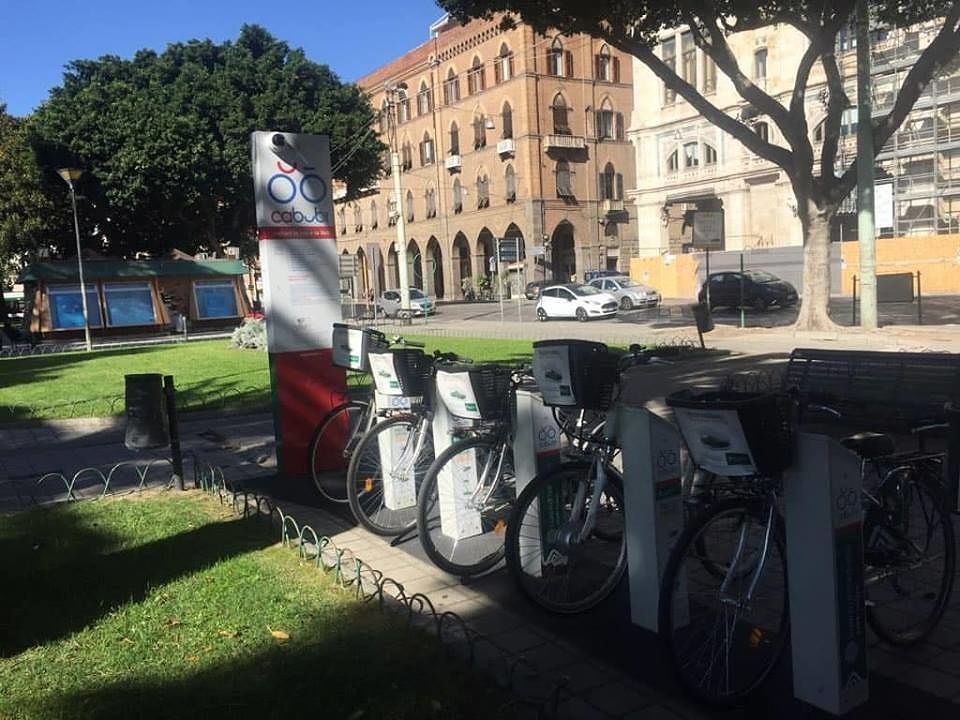 Cagliari, teppisti sfasciano le bici del bike sharing in piazza Matteotti: denunciati