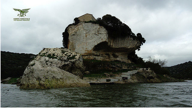 Sardegna, sequestrata dalla Forestale un’opera in calcestruzzo armato nel lago Is Barrocus