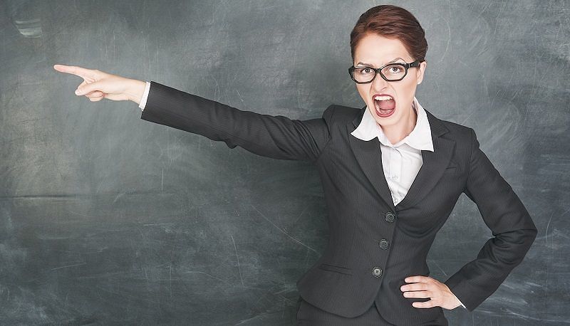 Quartu, prof al liceale: “Ritirati subito da scuola. Tanto ti bocciamo”