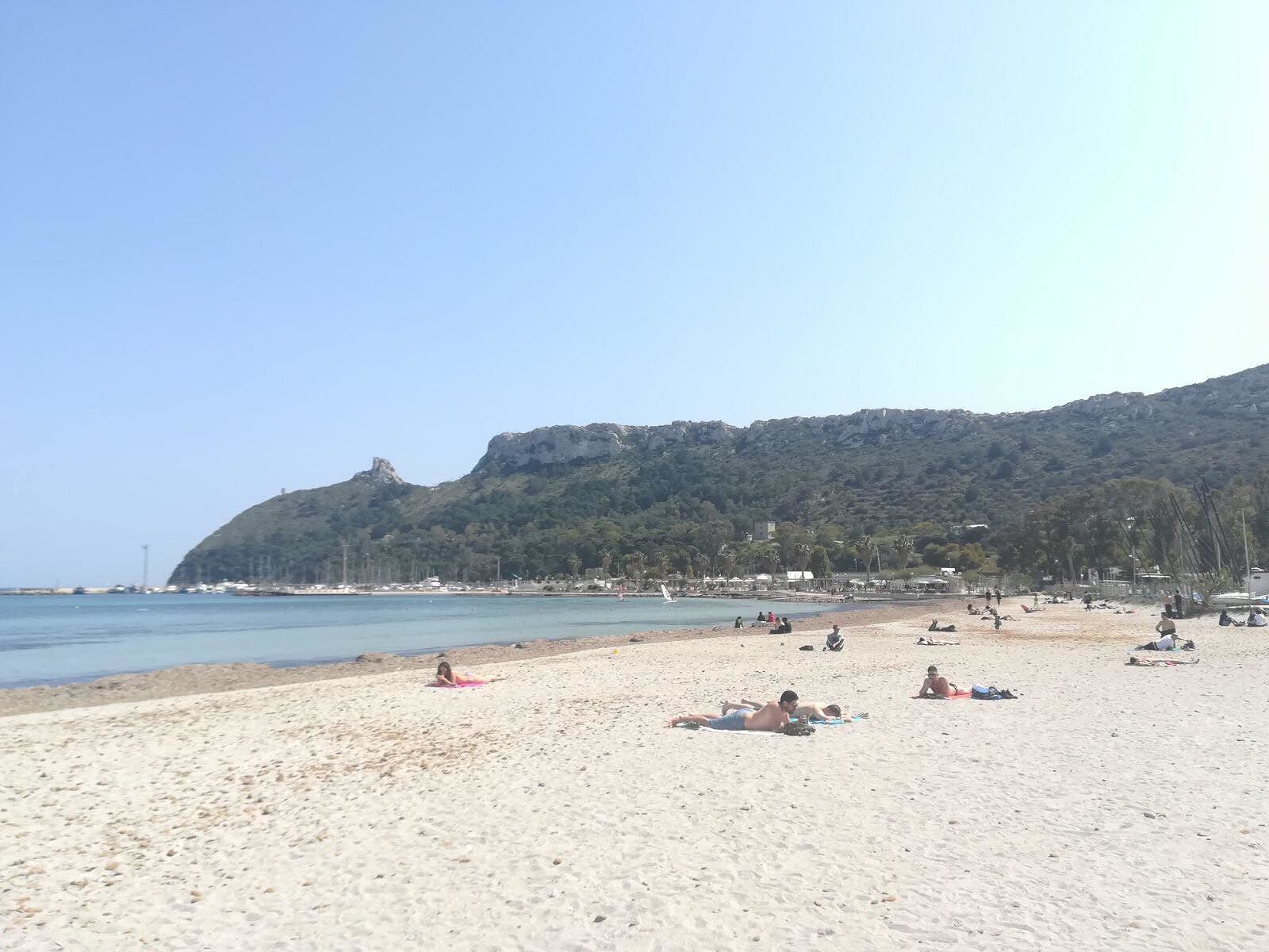 Sole e 23 gradi a Cagliari, prime tintarelle e tuffi al Poetto: “Italia, invidiaci!”