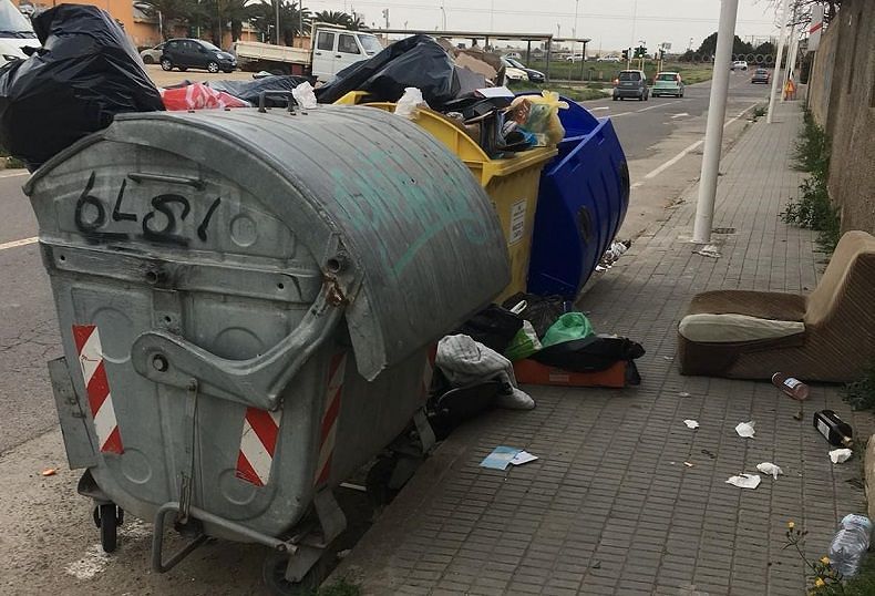 Cagliari, allarme rifiuti a Pirri: “Cassonetti stracolmi e spazzatura in strada”