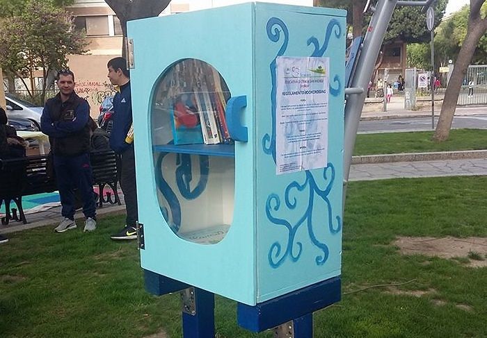 Booksharing al via a Cagliari: libri nei giardini e nelle cabine telefoniche