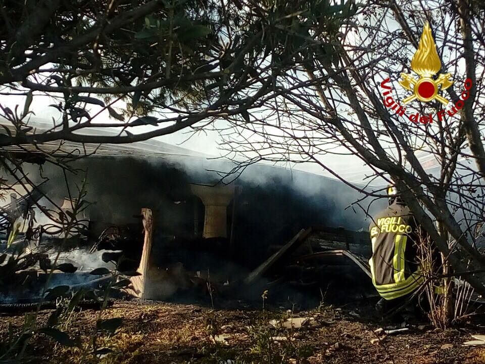 Selargius, fiamme in uno stabile in legno sulla 387: rogo domato dai vigili