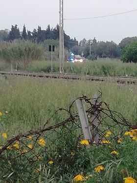 Giallo ad Assemini, africano trovato morto accanto ai binari