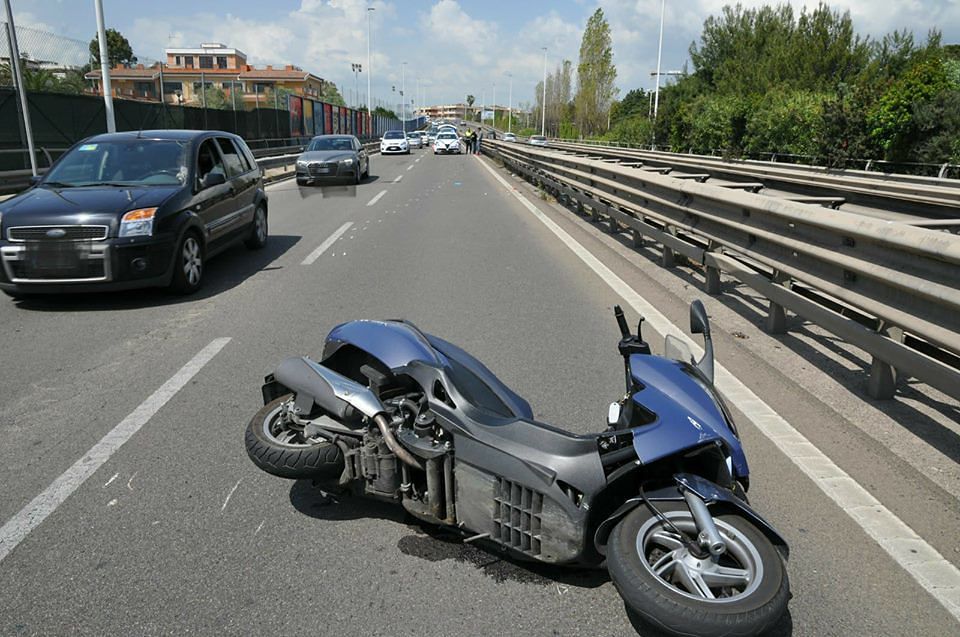 Cagliari, cade dalla moto sull’asse mediano: motociclista all’ospedale