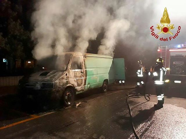 Cagliari, misterioso incendio di un furgone nella notte