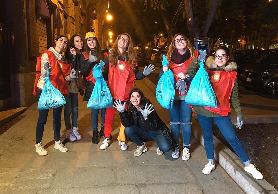 Cagliari, i giovani ripuliscono il Poetto sporco: “Siamo i veri turisti della nostra città”