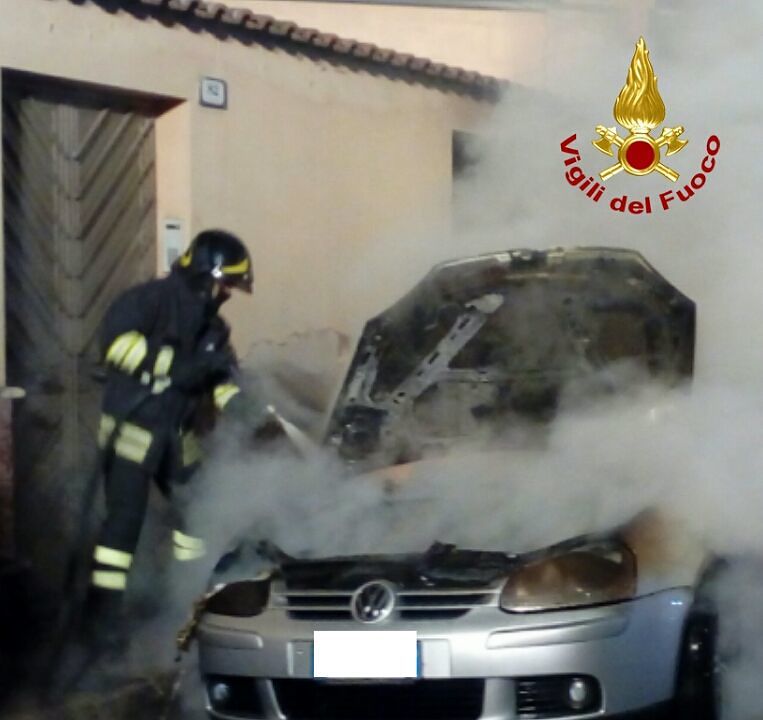 Auto in fiamme a Sestu, intervengono i vigili del fuoco