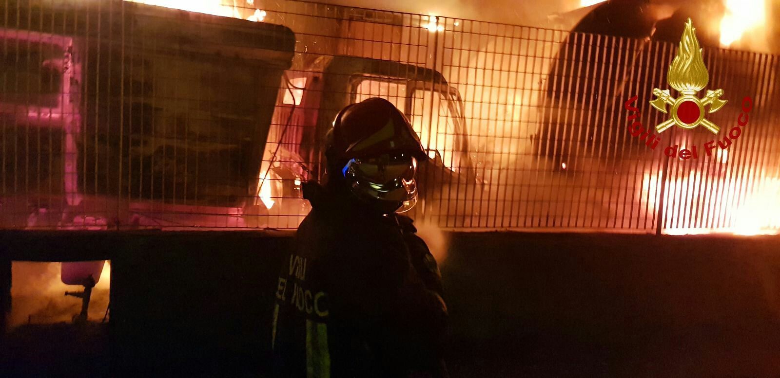 Fiamme a Vallermosa, distrutti nella notte tre compattatori