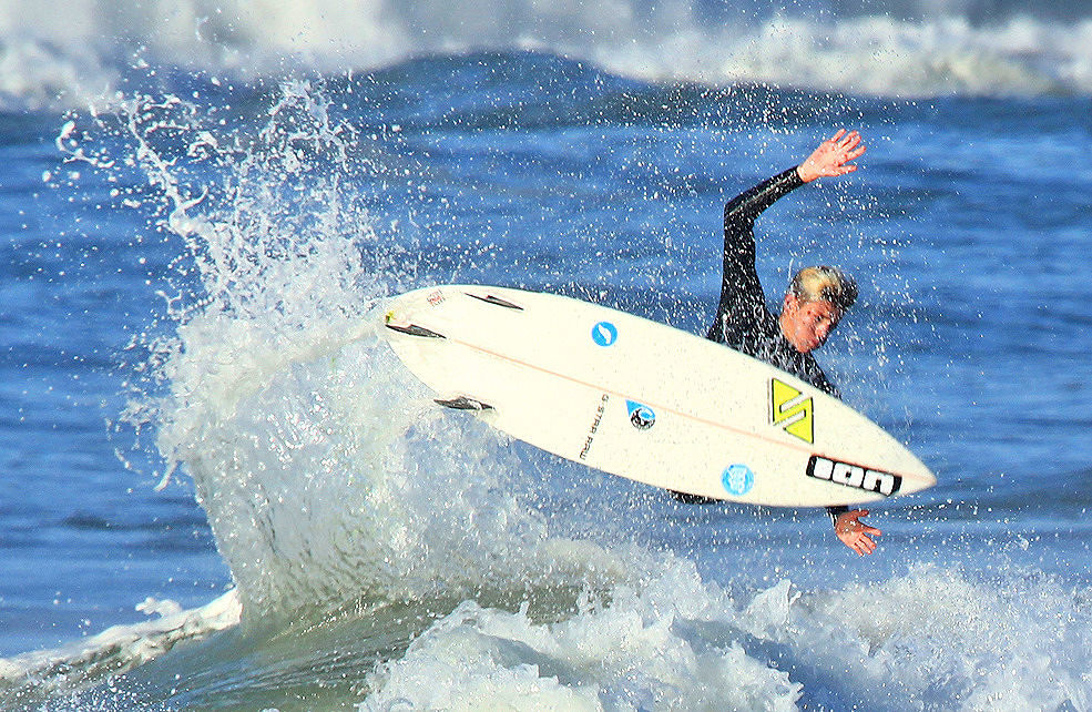 Il surfista Matteo Calatri in gara al Santa Cruz Pro