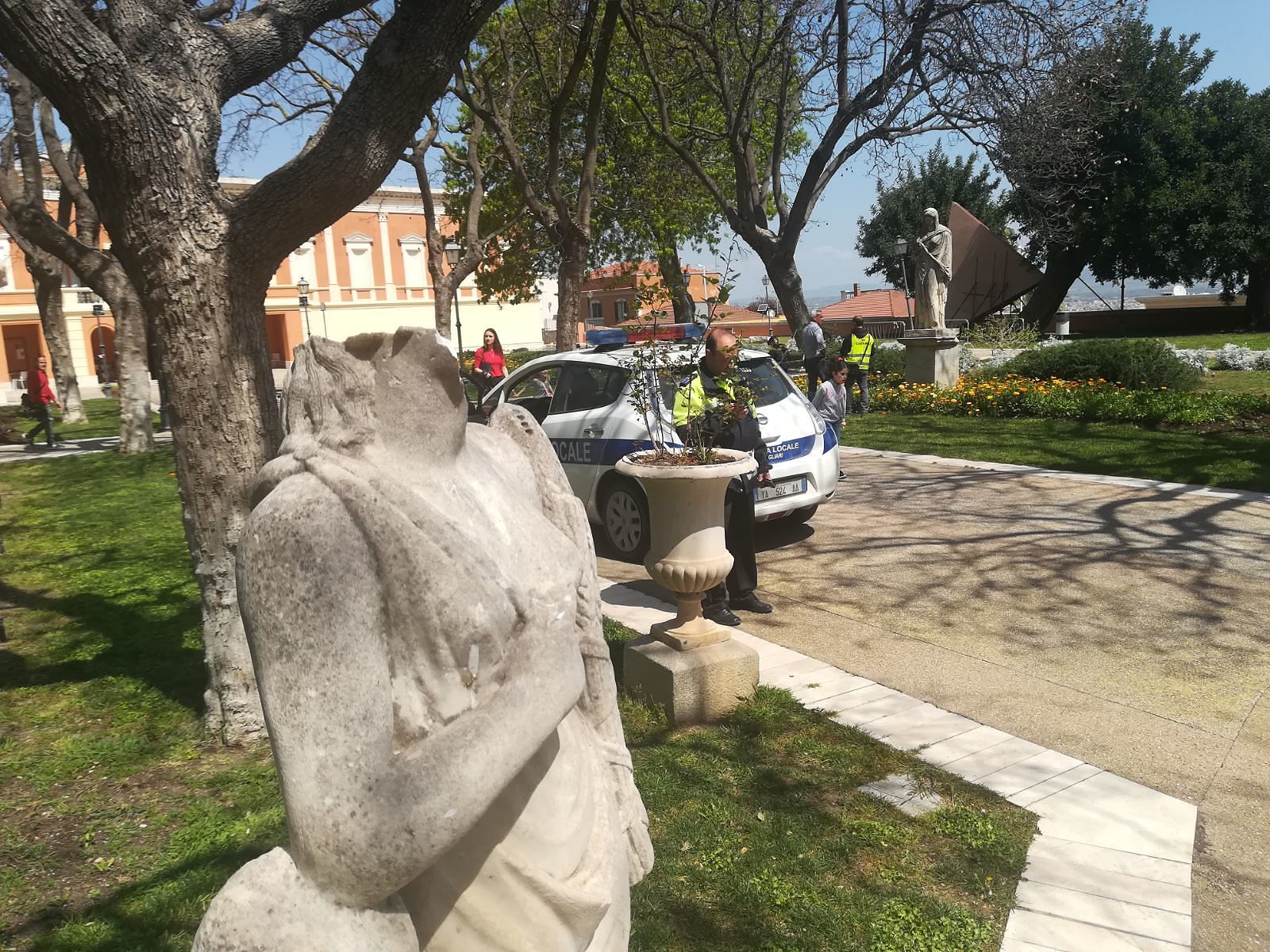 Vandali scatenati a Cagliari, mozzate le teste delle statue ai Giardini pubblici: “Delinquenti e dementi”
