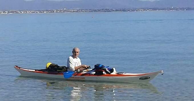 Carlo Coni, il cagliaritano realizza il sogno: circumnavigare l’isola col suo kayak