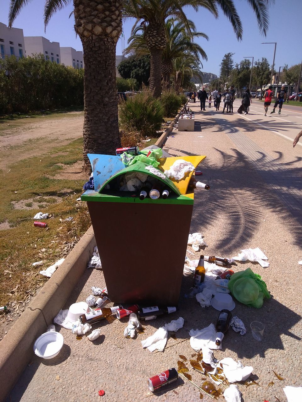 Al Poetto passeggiata con vista “spazzatura”