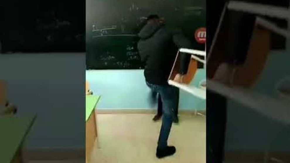 Bullismo a scuola, altro caso drammatico: “La sua maglia per pulire la lavagna”