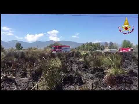 Maxi incendio a Macchiareddu, densa colonna di fumo vista dalla Sulcitana (VIDEO)