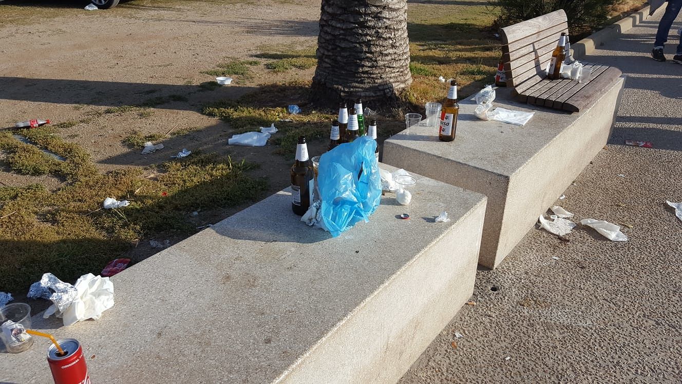 Cagliari, inciviltà al Poetto: rifiuti nelle panchine, ma non bastano i cestini? E la differenziata?