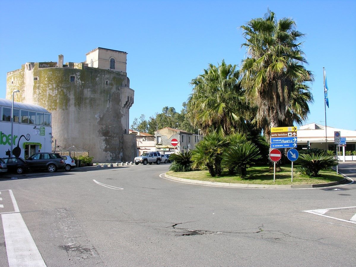 Torregrande, cade e batte la testa sugli scogli: la morte choc di un ciclista pescatore