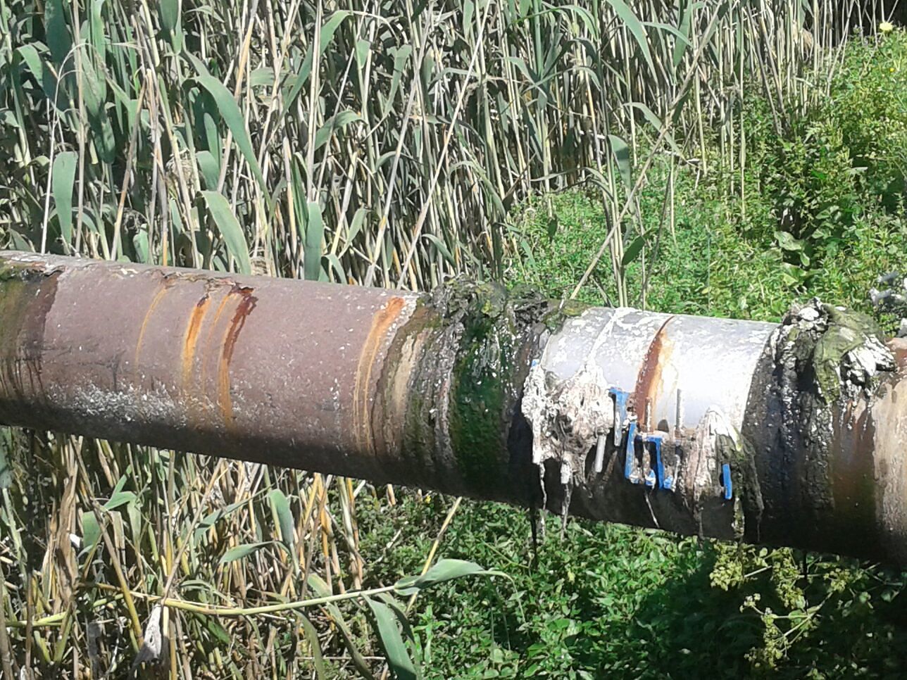 Sestu, perdita fognaria si riversa nel Rio Matzeu: “Tubo marcio, inutile rattopparlo”