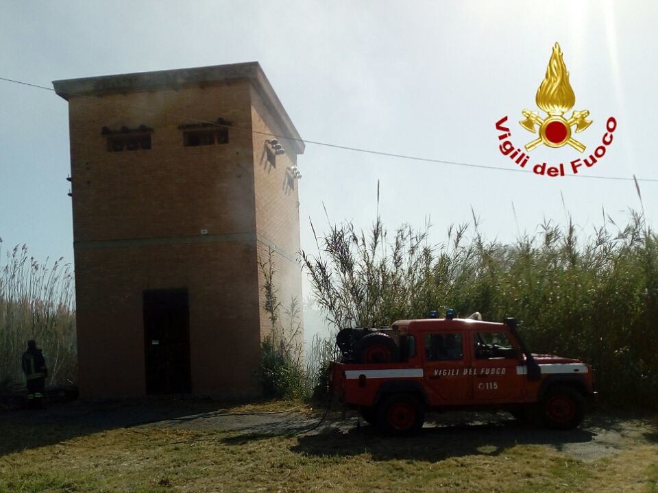 Elmas, fiamme in un canneto: paura per una cabina elettrica