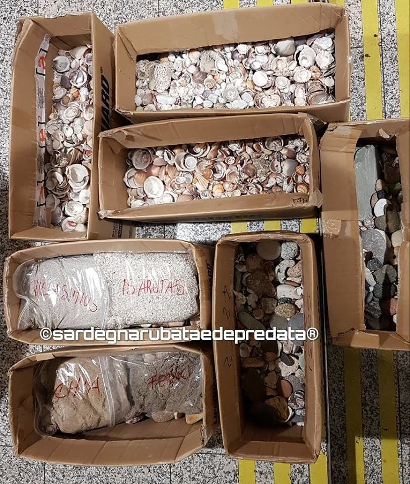 Chia Villasimius e Is Arutas, spiagge sarde subito depredate dai turisti di sabbia e conchiglie