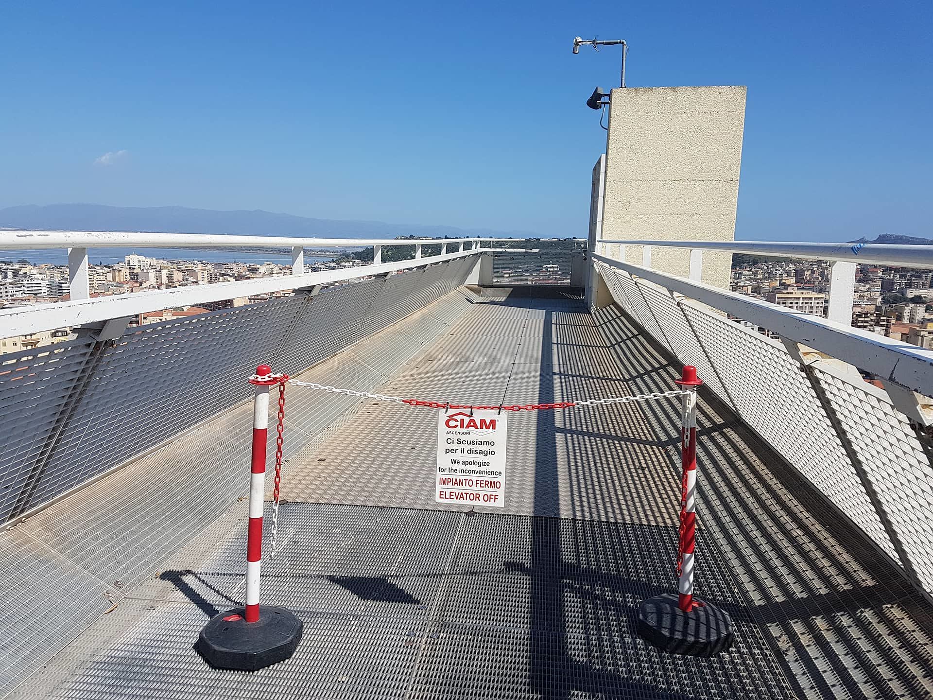 Cagliari, ascensori bloccati e lavori al palo: “Quartiere ostaggio, la nostra un’odissea”