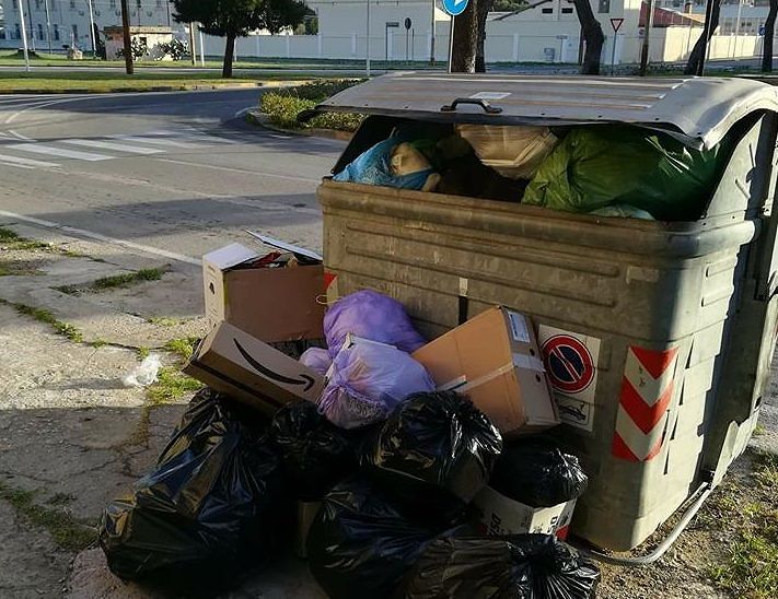 Cagliari, bufera porta a porta: “Maxi mastelli, orari scomodi e costi extra”