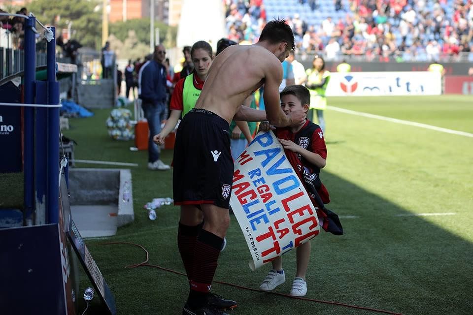 Federico, piccolo tifoso del Cagliari realizza il suo sogno: Pavoletti gli regala la maglia