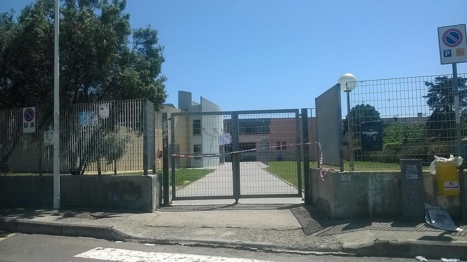 Flumini, il cancello della scuola è pericolante dall’inizio dell’anno scolastico