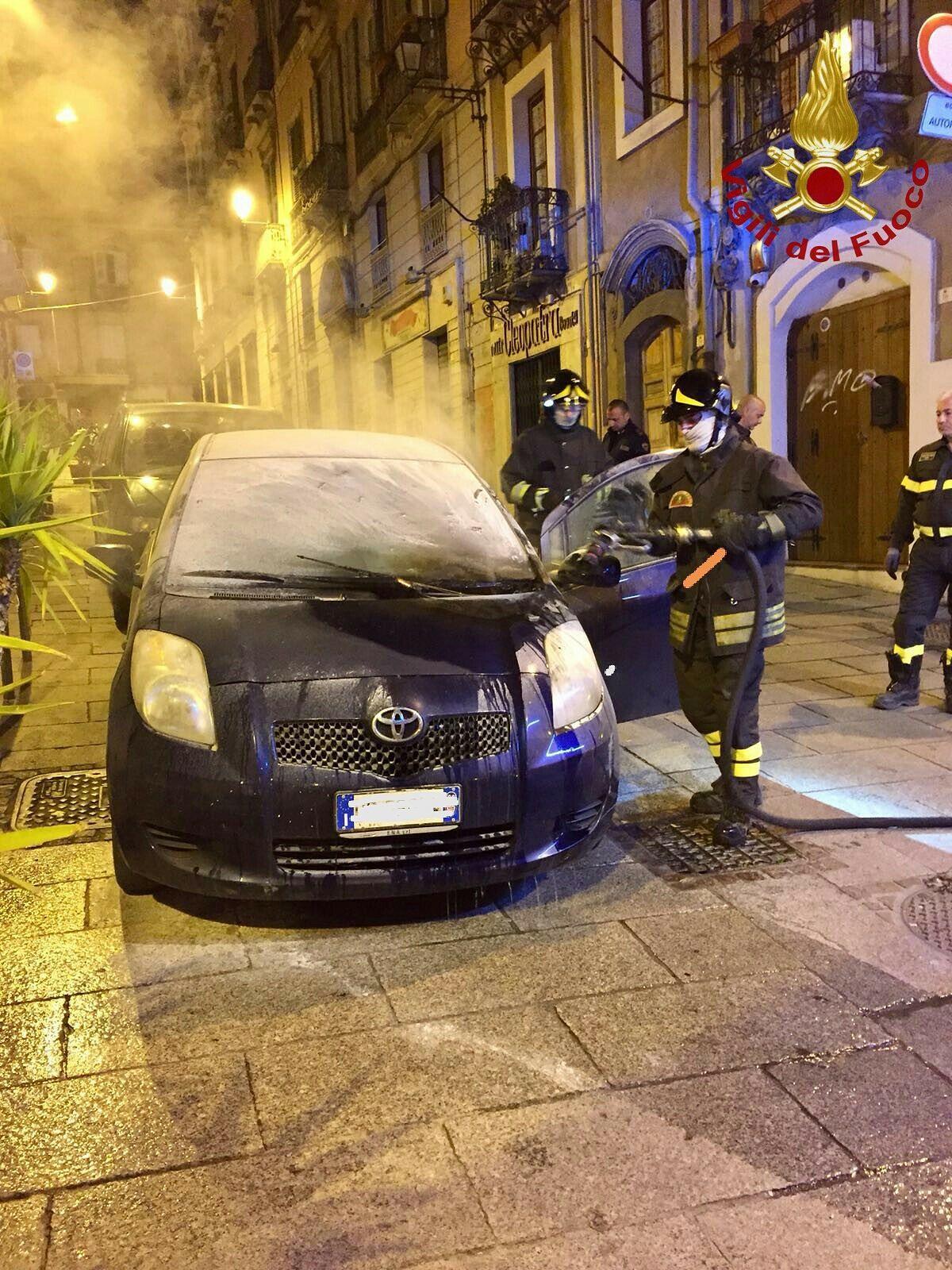 Cagliari, auto in fiamme nella notte alla Marina