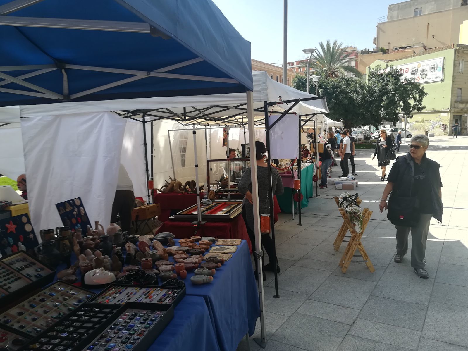 Cagliari, brindisi e artigianato made in Sardegna in piazza Garibaldi: al via “Vini sotto le stelle”