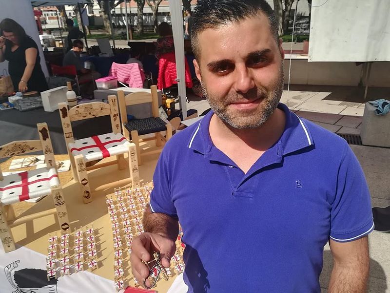 Stefano di Assemini, dopo aver perso il lavoro si reinventa:“Realizzo sedie con la bandiera sarda”