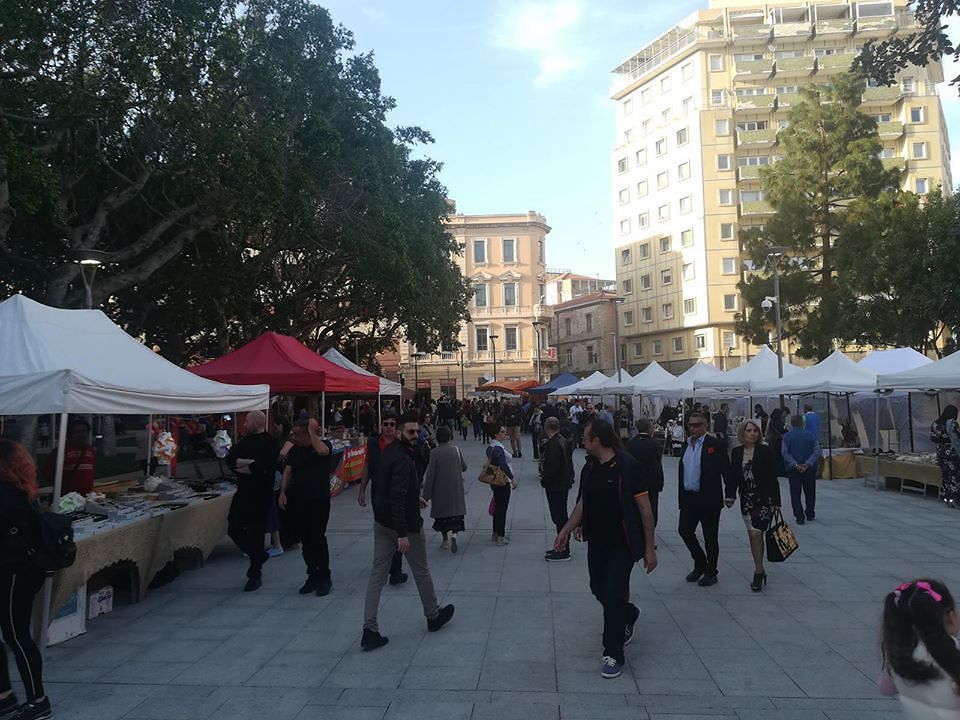 In alto i calici, a Cagliari pienone in piazza Garibaldi per “Vini sotto le stelle”