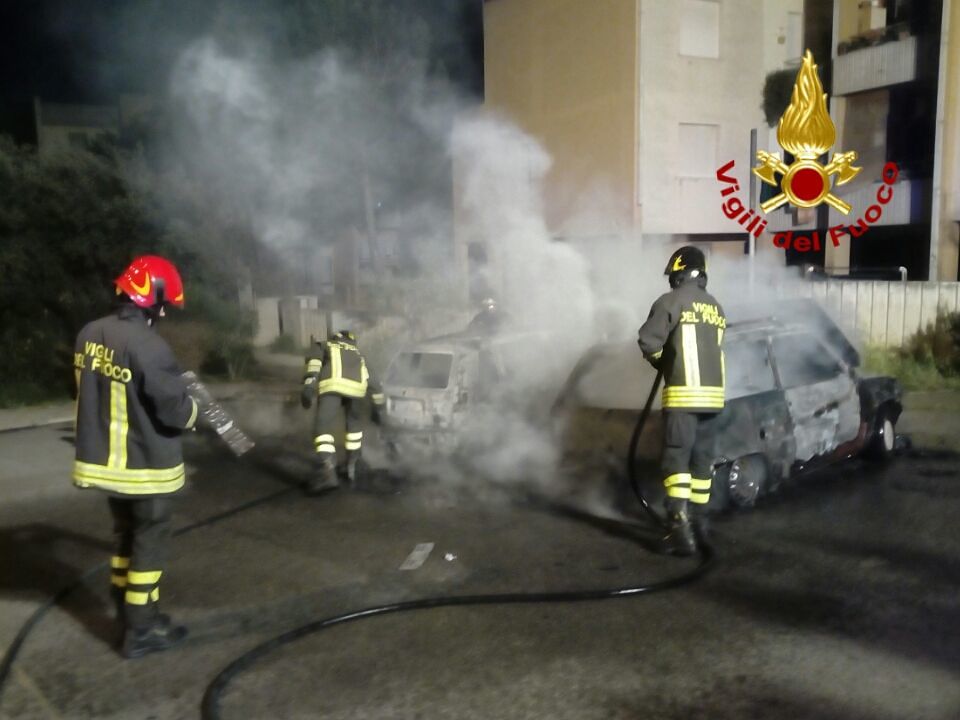 Roghi durante la notte a Cagliari, Quartu e Sinnai: distrutte 7 auto