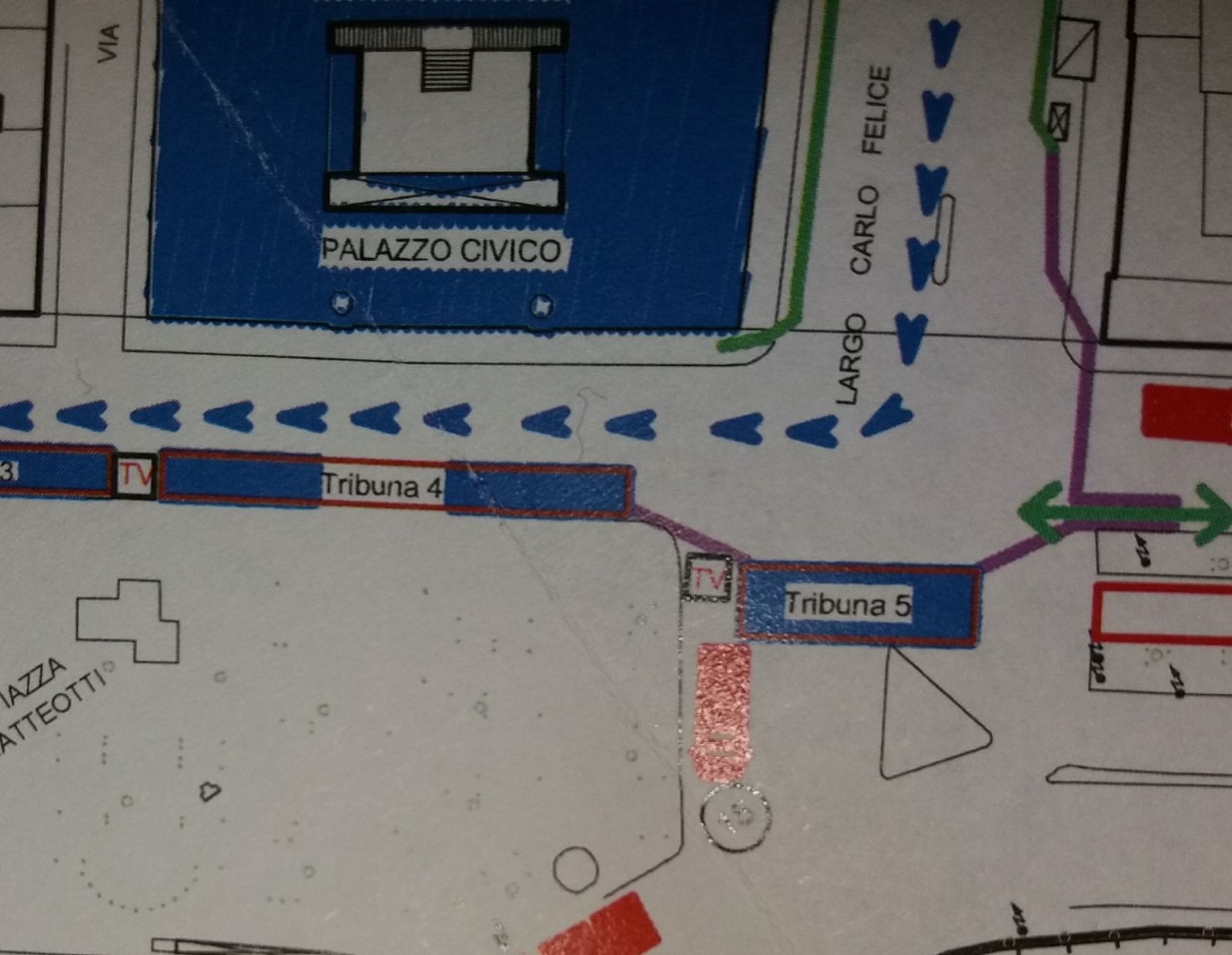 Cagliari, montaggio delle tribune per Sant’Efisio: chiuso il Largo Carlo Felice