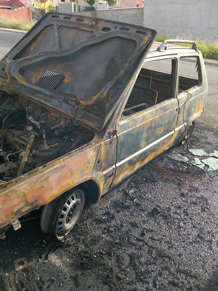 Sinnai, Panda divorata dalle fiamme: “Vi prego, aiutatemi a trovare un’altra auto”