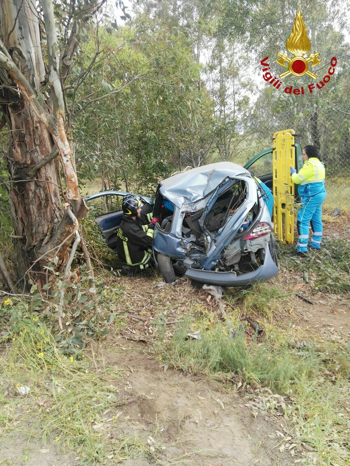 Macchiareddu, auto vola fuori strada: ragazzo estratto dalle lamiere dai vigili