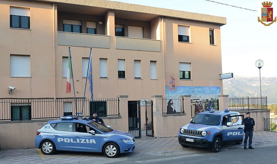 Sardegna, lanci di palline all’autista e l’autobus si ferma: 15 minori denunciati