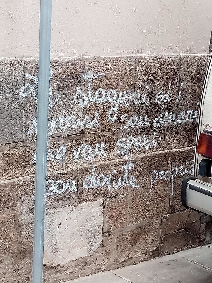 Cagliari, gli sfregi sui muri storici di Castello fanno scuola (in negativo) in Germania: “Che vergogna”