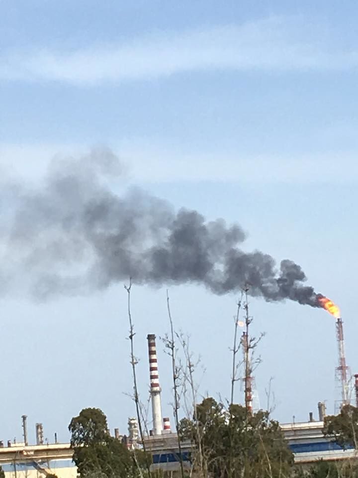 Sarroch, le ciminiere della Saras “fumano” anche in un giorno festivo: “Atto di prepotenza”