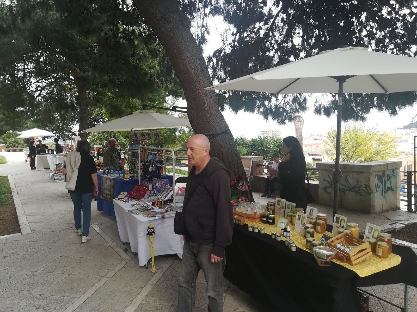 Cagliari, quadri e bracciali nel Terrapieno disastrato: “L’arte per combattere il degrado”